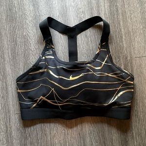 Nike Swoosh Icon Clash Sports Bra